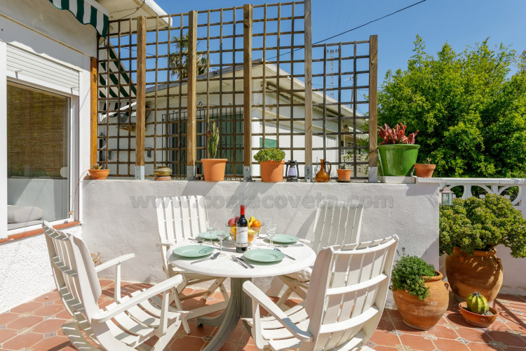 Mini-bungaló muy del mar con amplia terraza soleada y gran potencial de ampliación
