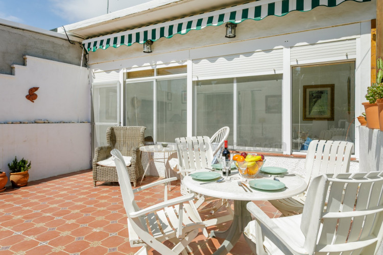 Mini-bungaló muy del mar con amplia terraza soleada y gran potencial de ampliación