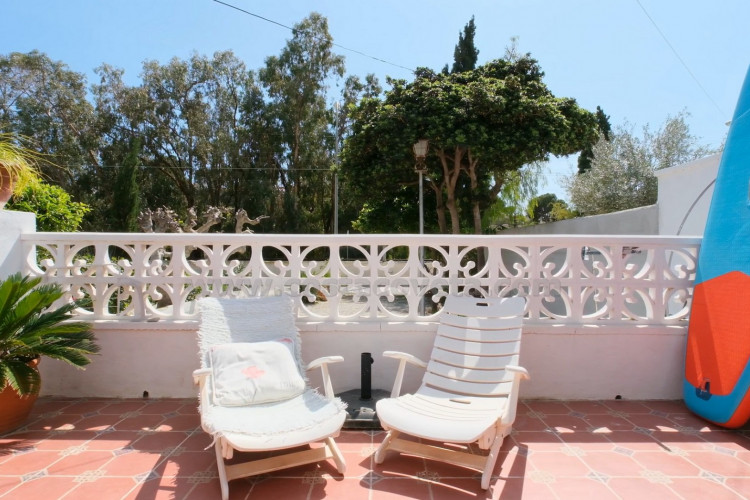 Mini-bungaló muy del mar con amplia terraza soleada y gran potencial de ampliación