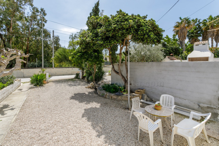 Mini-bungaló muy del mar con amplia terraza soleada y gran potencial de ampliación