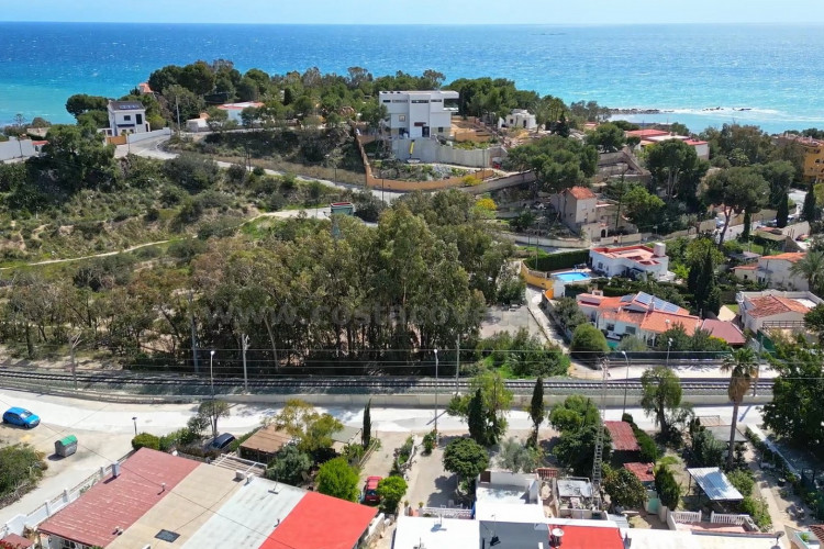 Mini-bungaló muy del mar con amplia terraza soleada y gran potencial de ampliación