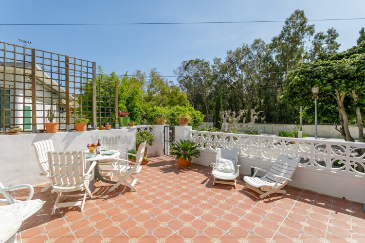 Mini-bungaló muy del mar con amplia terraza soleada y gran potencial de ampliación