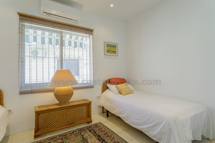 Mini-bungaló muy del mar con amplia terraza soleada y gran potencial de ampliación