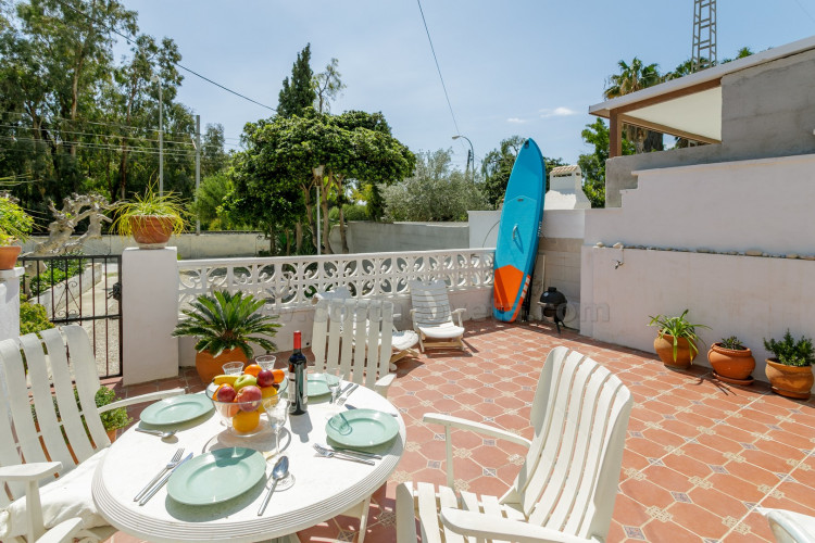 Mini-bungaló muy del mar con amplia terraza soleada y gran potencial de ampliación