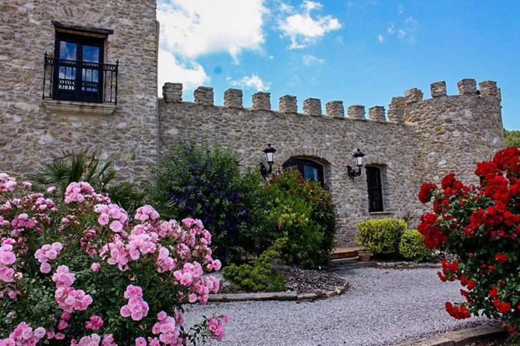 Exclusivo castillo de lujo con amplios terrenos privados y espectaculares vistas panorámicas