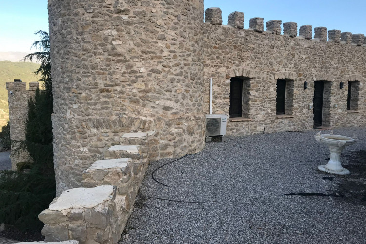 Exclusivo castillo de lujo con amplios terrenos privados y espectaculares vistas panorámicas