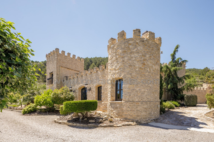 Exclusive luxury castle with extensive private grounds and breathtaking panoramic views