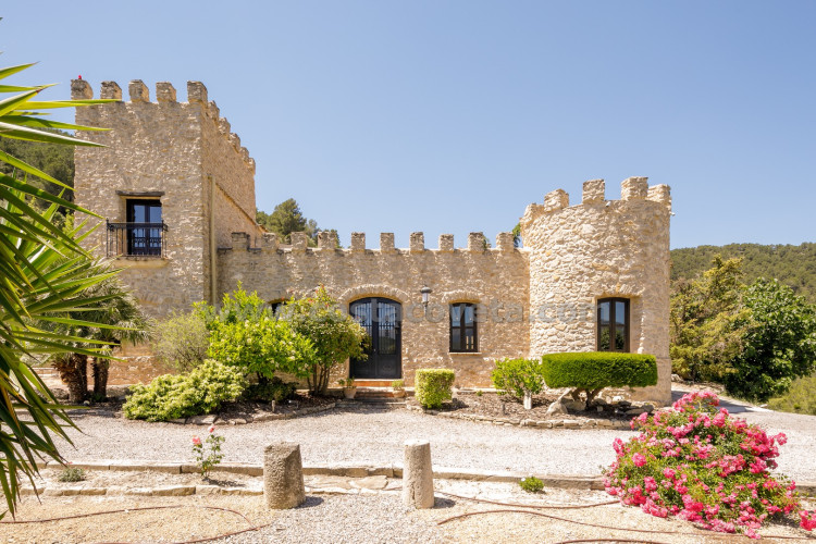 Exclusive luxury castle with extensive private grounds and breathtaking panoramic views