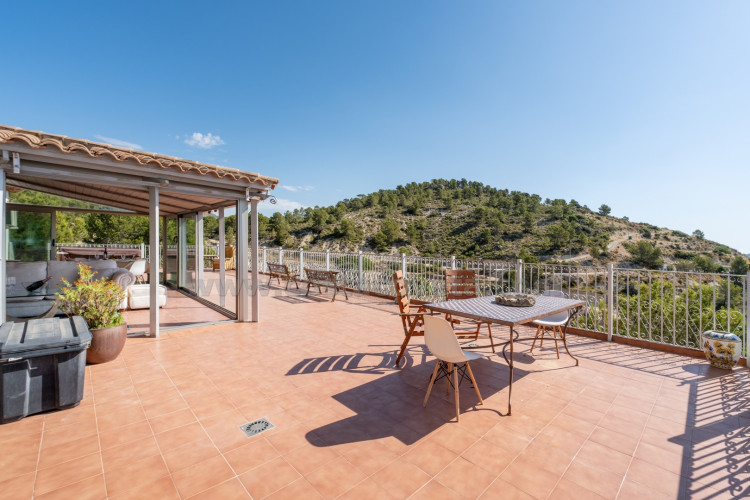 Chalet independiente en Relleu con vistas al mar y a la montaña