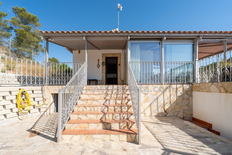 Chalet independiente en Relleu con vistas al mar y a la montaña