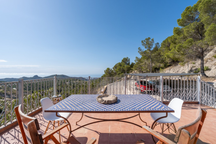 Chalet independiente en Relleu con vistas al mar y a la montaña