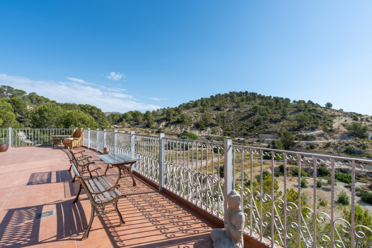 Chalet independiente en Relleu con vistas al mar y a la montaña