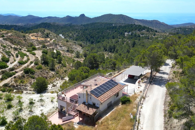 Chalet independiente en Relleu con vistas al mar y a la montaña