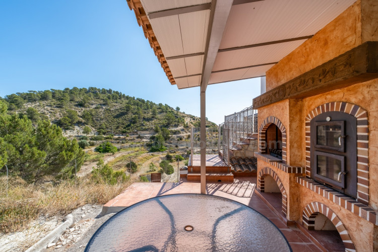 Chalet independiente en Relleu con vistas al mar y a la montaña
