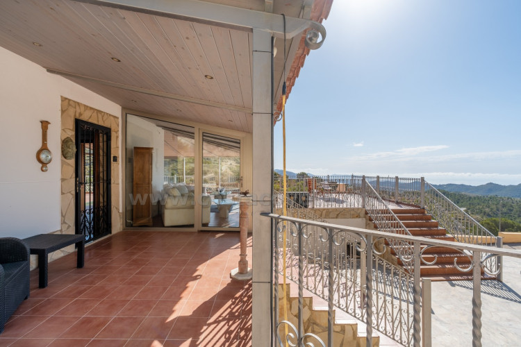 Chalet independiente en Relleu con vistas al mar y a la montaña