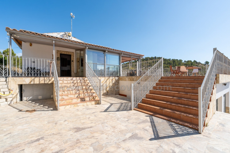 Chalet independiente en Relleu con vistas al mar y a la montaña