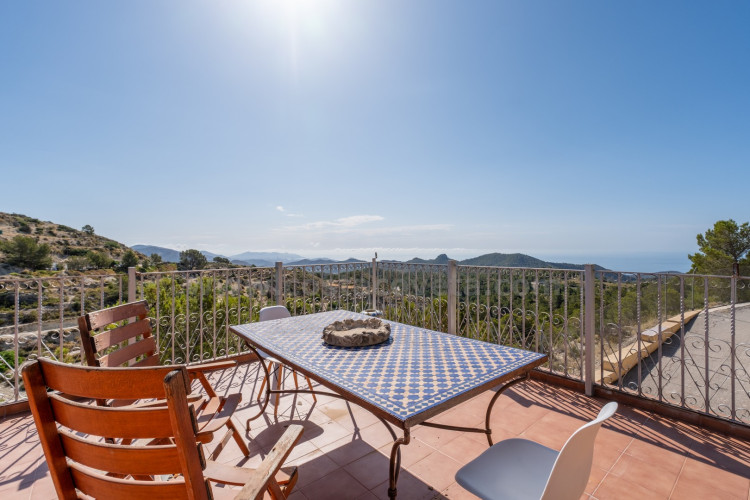 Chalet independiente en Relleu con vistas al mar y a la montaña