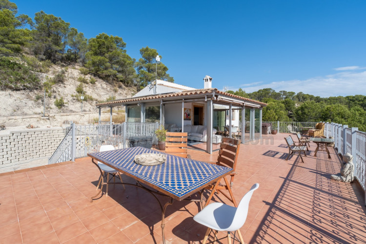 Chalet independiente en Relleu con vistas al mar y a la montaña