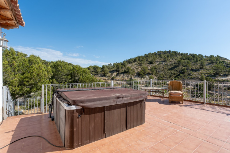 Chalet independiente en Relleu con vistas al mar y a la montaña