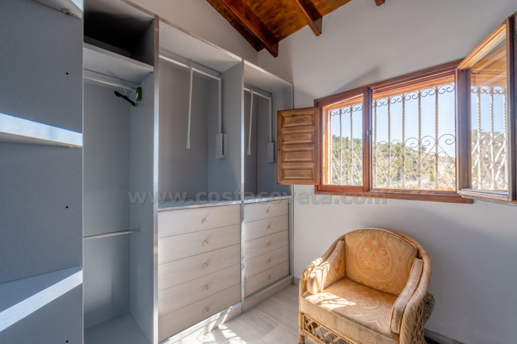 Chalet independiente en Relleu con vistas al mar y a la montaña