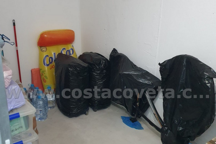 Spectacular modern apartment, with sea views from bedrooms.