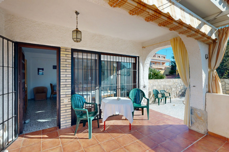 Detached villa with sea views and great potential for renovation in Coveta Fumá.