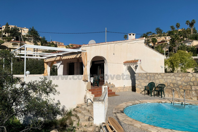 Detached villa with sea views and great potential for renovation in Coveta Fumá.