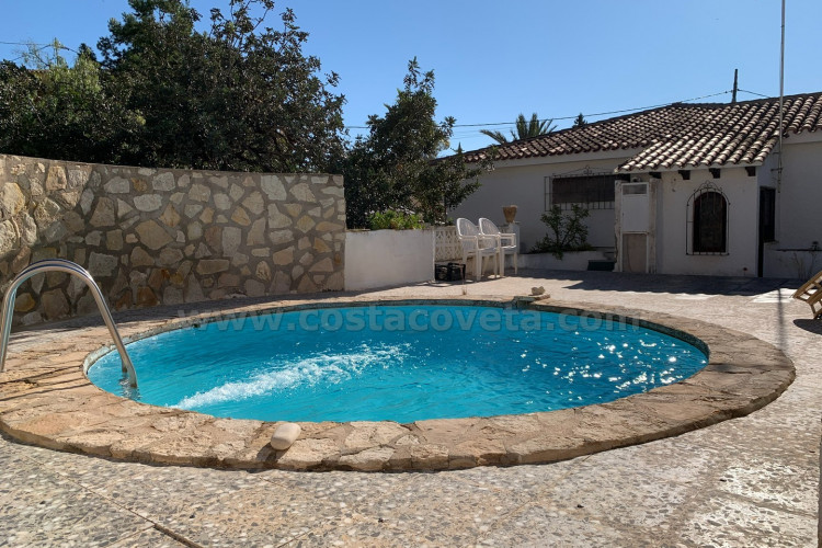 Detached villa with sea views and great potential for renovation in Coveta Fumá.