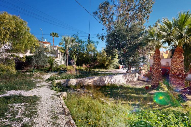 Detached villa with sea views and great potential for renovation in Coveta Fumá.