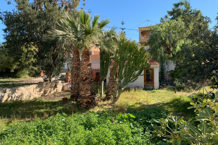Detached villa with sea views and great potential for renovation in Coveta Fumá.