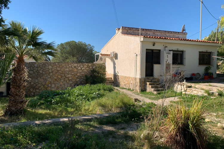 Detached villa with sea views and great potential for renovation in Coveta Fumá.