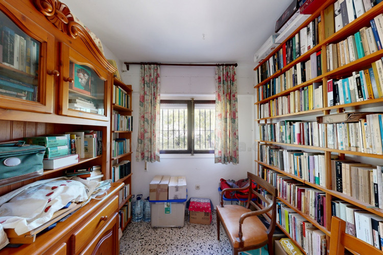 Detached villa with sea views and great potential for renovation in Coveta Fumá.