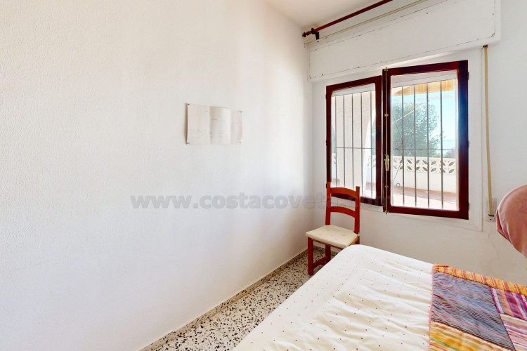 Detached villa with sea views and great potential for renovation in Coveta Fumá.