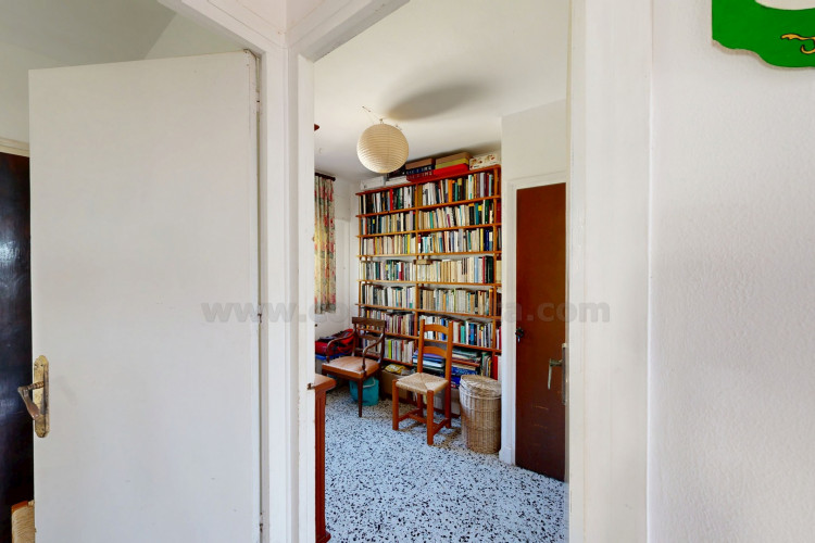 Detached villa with sea views and great potential for renovation in Coveta Fumá.