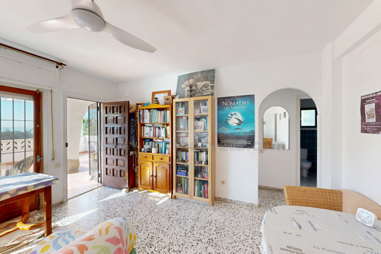 Detached villa with sea views and great potential for renovation in Coveta Fumá.