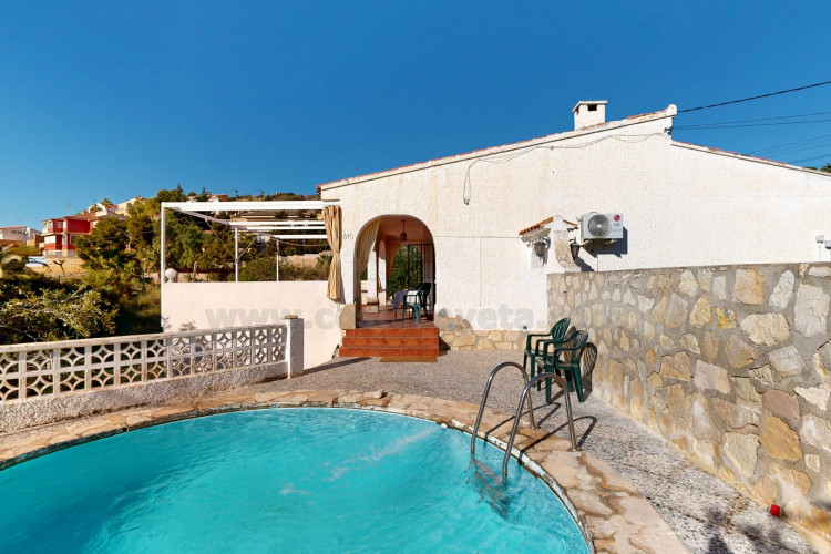 Detached villa with sea views and great potential for renovation in Coveta Fumá.