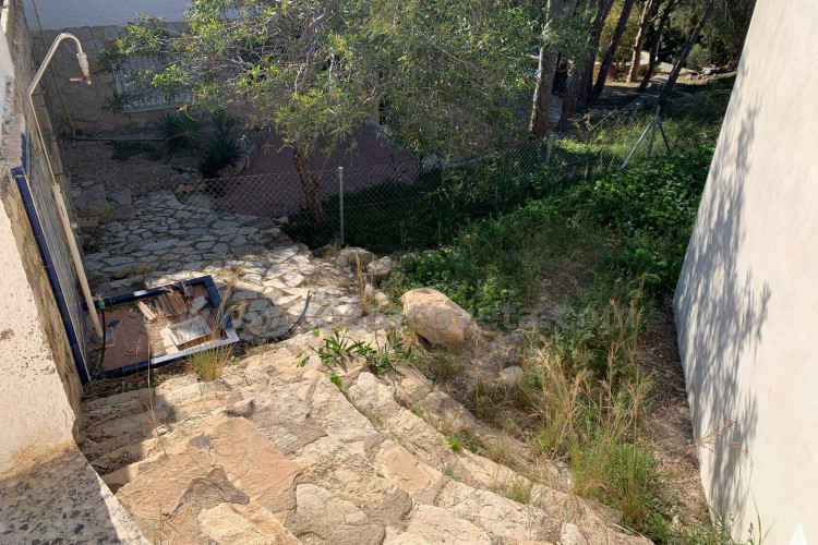 Detached villa with sea views and great potential for renovation in Coveta Fumá.