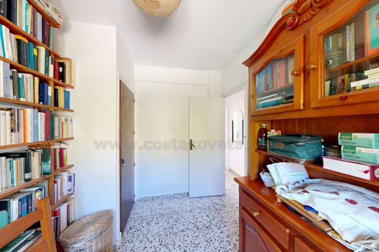 Detached villa with sea views and great potential for renovation in Coveta Fumá.