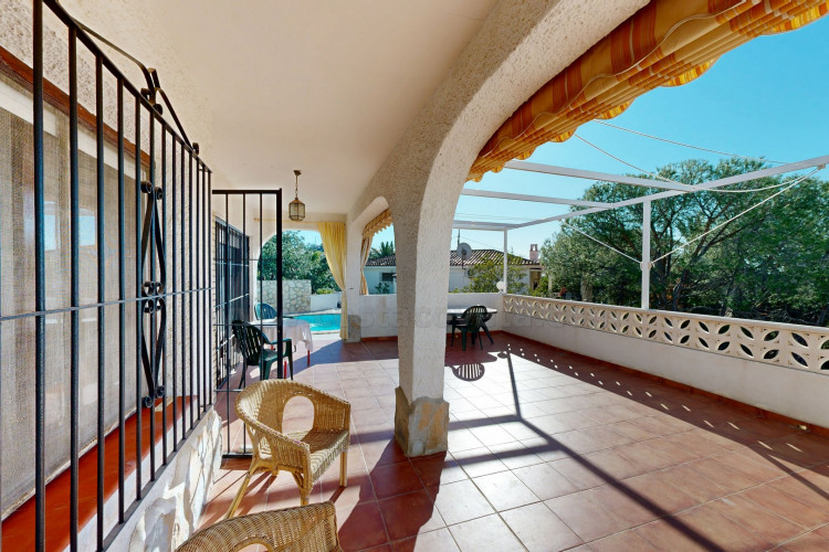 Detached villa with sea views and great potential for renovation in Coveta Fumá.