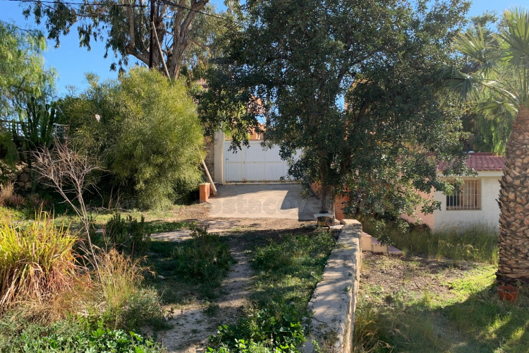 Detached villa with sea views and great potential for renovation in Coveta Fumá.