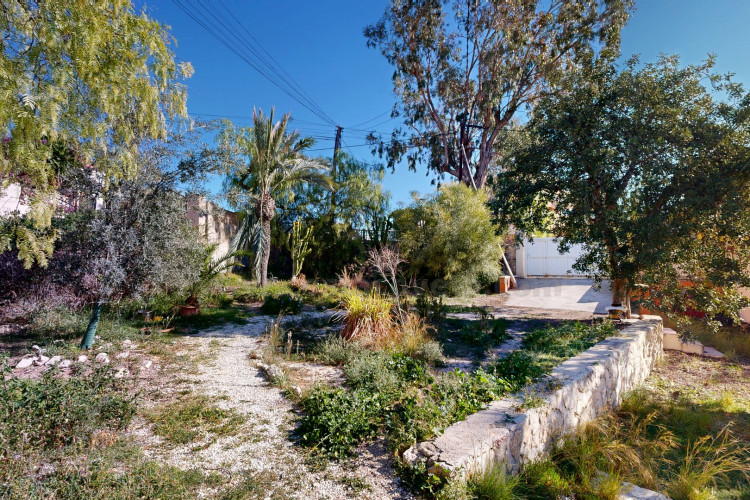 Detached villa with sea views and great potential for renovation in Coveta Fumá.