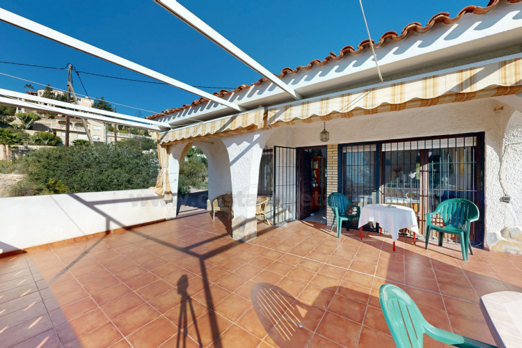 Detached villa with sea views and great potential for renovation in Coveta Fumá.