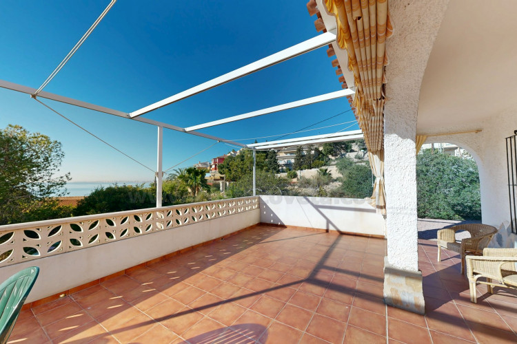 El Campello, Detached villa with sea views and great potential for renovation in Coveta Fumá.