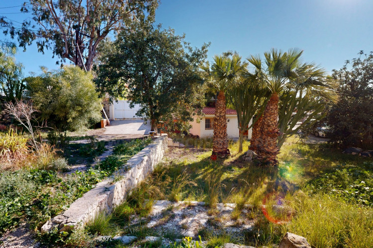 Detached villa with sea views and great potential for renovation in Coveta Fumá.