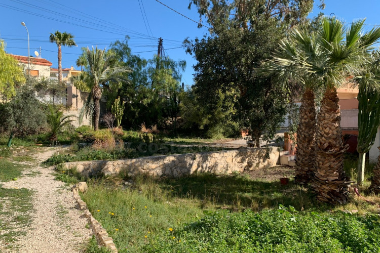 Detached villa with sea views and great potential for renovation in Coveta Fumá.