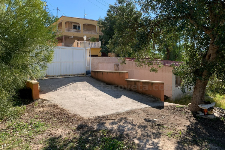 Detached villa with sea views and great potential for renovation in Coveta Fumá.