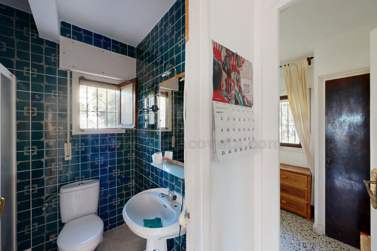 Detached villa with sea views and great potential for renovation in Coveta Fumá.