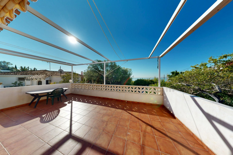 Detached villa with sea views and great potential for renovation in Coveta Fumá.