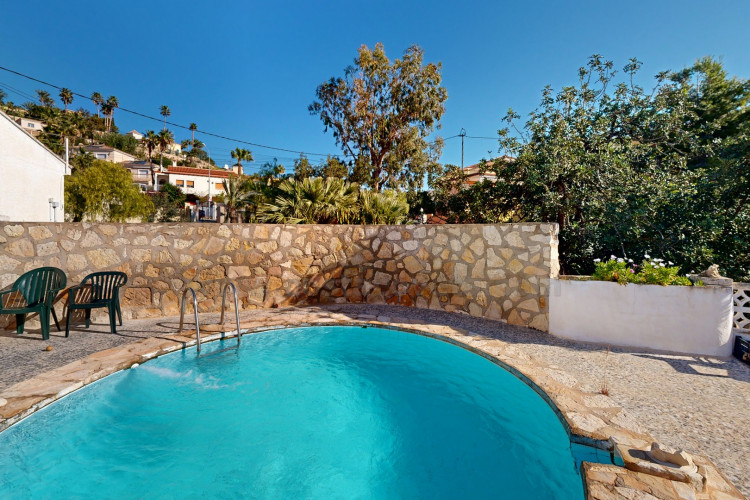 Detached villa with sea views and great potential for renovation in Coveta Fumá.