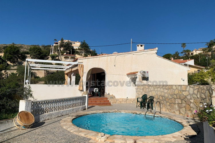 Detached villa with sea views and great potential for renovation in Coveta Fumá.